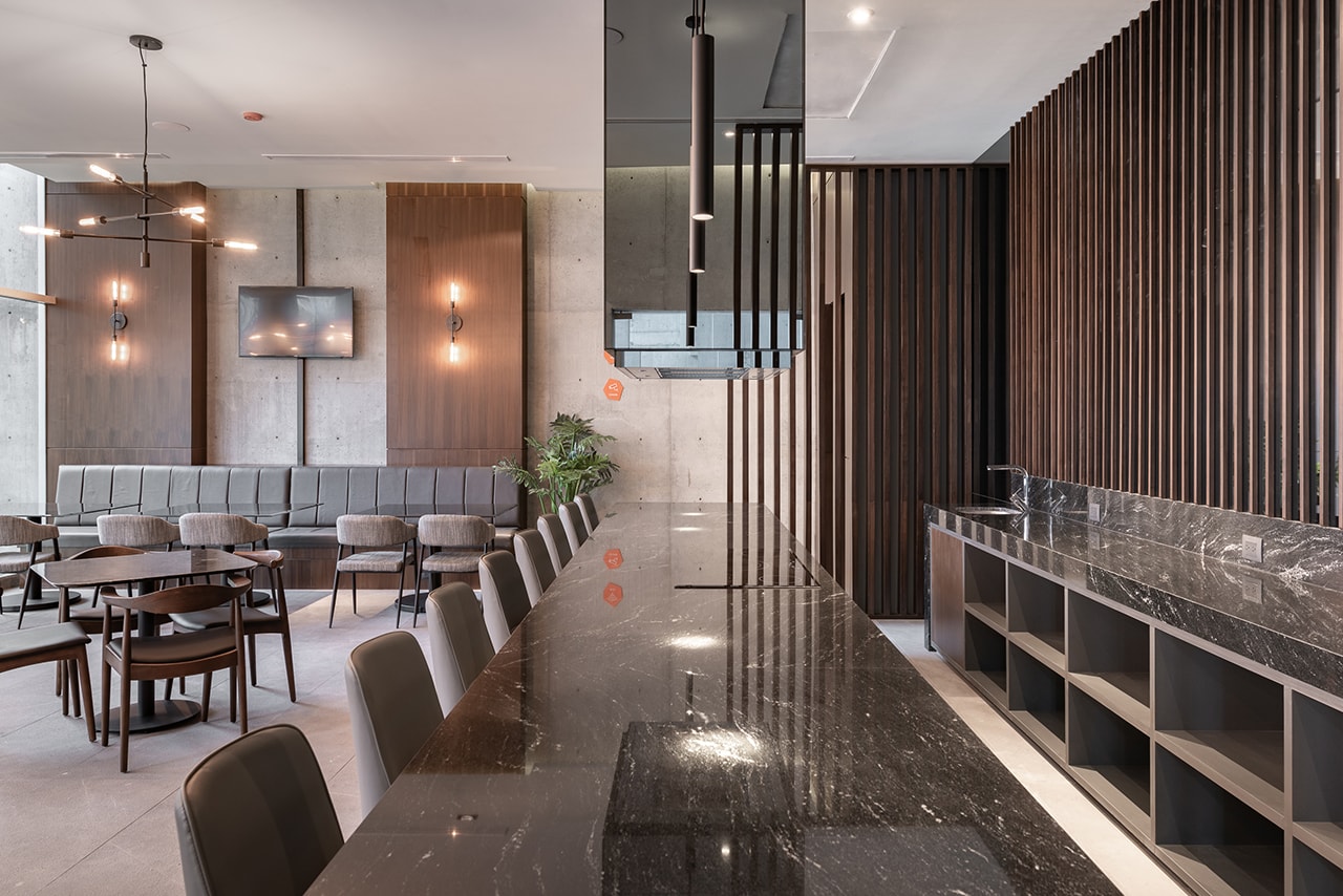 Salón lounge de Las Huastecas con barra de mármol y terraza